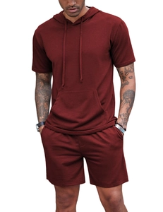 Détail du sweat à capuche bordeaux à manches courtes avec poche kangourou et short