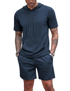 Détail d'un sweat à capuche bleu marine à manches courtes et d'un short assorti pour homme