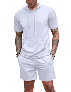 Gros plan du t-shirt blanc à capuche avec cordons de serrage et poche kangourou devant
