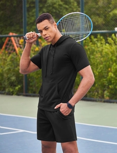 Détail d'un t-shirt à manches courtes et capuche noir pour homme avec cordon