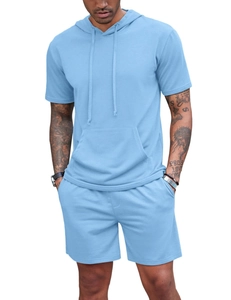 Gros plan sur l'ensemble t-shirt à capuche et short bleu clair pour homme en coton
