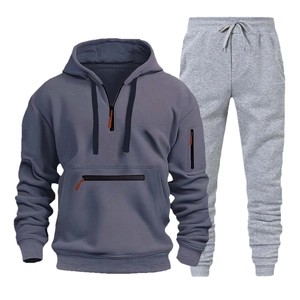 Dettaglio di felpa con cappuccio mezza zip blu-grigia e jogger con tasche funzionali