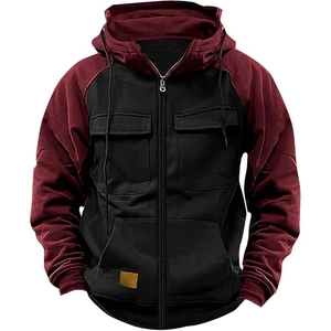 Détail de veste à capuche pour hommes avec poches à rabat et fermeture éclair métallique