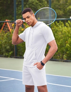 Gros plan sur l'ensemble de sport blanc à capuche dans un court de tennis extérieur