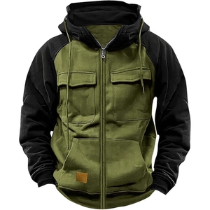 Détails de veste à capuche vert olive avec poches poitrine et étiquette en similicuir