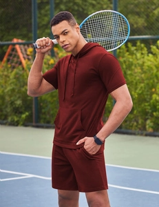 Détail d'un ensemble t-shirt à capuche et short bordeaux en maille de coton respirante