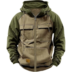 Détail du sweat à capuche style cargo avec coutures contrastées et grandes poches poitrine