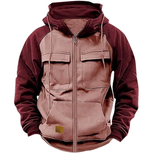Détail de la veste à capuche pour hommes avec manches et poches contrastées rouge vin