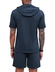 Vue arrière d'un ensemble sport pour homme avec t-shirt à capuche bleu marine et short