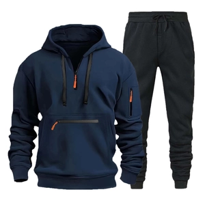 Dettaglio felpa blu navy con cerniera arancione e pantaloni sportivi neri per uomo