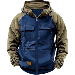 Détail de la veste à capuche zippée avec empiècements contrastés et poches de poitrine