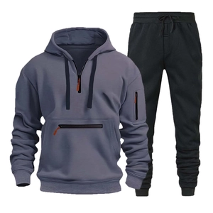 Dettaglio felpa con cappuccio uomo blu-grigio con mezza zip e tasche tattiche con zip
