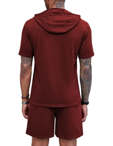 Vue arrière du t-shirt à capuche bordeaux pour homme et short de sport assorti