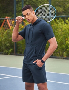 Détails de l'ensemble de sport à capuche bleu marine sur un court de tennis extérieur