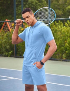 Détail de l'ensemble t-shirt à capuche bleu clair pour homme et du short de sport assorti