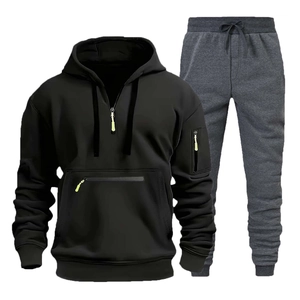 Dettaglio felpa con cappuccio nera da uomo con zip verde neon e tasche cargo