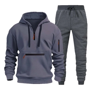Dettaglio felpa blu navy con colletto a mezza zip e grande tasca frontale con cerniera