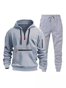 Tuta sportiva da uomo grigia con felpa con cappuccio a mezza zip e dettagli arancioni