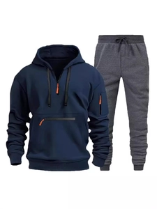 Set sportivo da uomo con felpa con cappuccio blu navy e pantaloni sportivi grigi con tasche