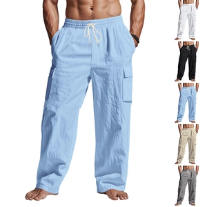 Detalle de pantalón cargo de lino para hombre con cintura elástica de cordón y bolsillos laterales