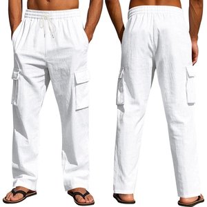 Detalle de pantalones cargo de lino blanco con cintura elástica y grandes bolsillos con solapa