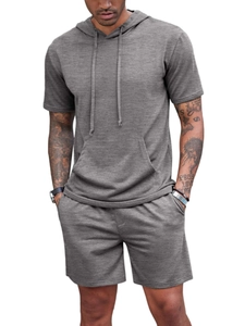 Ensemble de sport d'été gris pour homme avec t-shirt à capuche et short assorti