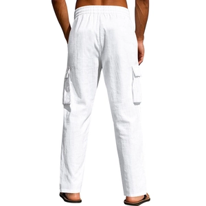 Detalle de pantalones cargo de lino blanco con cintura elástica y bolsillos laterales