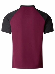 Dettaglio della trama a nido d'ape e maniche raglan sulla t-shirt bordeaux da uomo