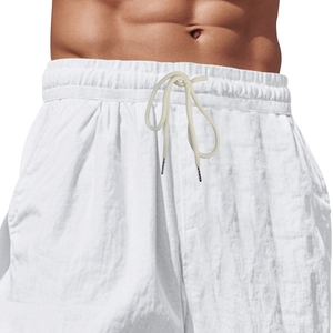 Vista detallada del pantalón de lino blanco para hombre con cintura elástica y cordón