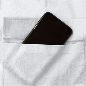 Detalle del bolsillo cargo en pantalón de lino blanco con espacio para smartphone