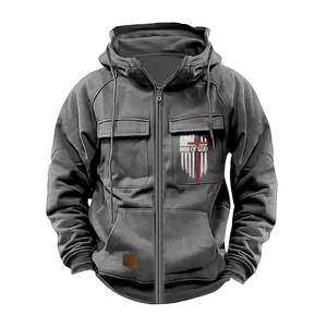 Dettaglio della stampa 'MAN OF GOD' e tasche con patta su questa giacca con cappuccio
