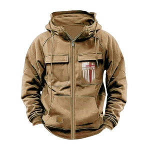 Dettaglio della felpa marrone Man of God con zip, tasche tattiche e stampa patriottica
