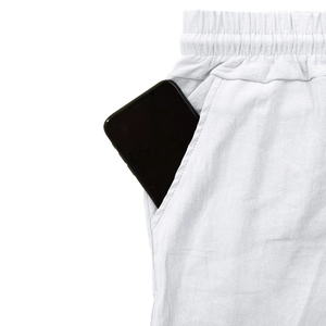 Detalle del pantalón de lino blanco con bolsillo lateral amplio para un smartphone
