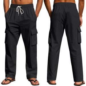 Detalle de pantalones cargo de lino negro con cintura elástica de cordón y bolsillos