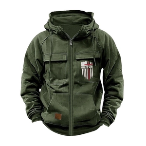 Dettaglio della felpa con cappuccio verde militare con stampa MAN OF GOD e tasche cargo