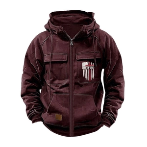 Dettaglio felpa con cappuccio bordeaux con tasche sul petto e stampa Man of God