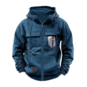 Dettaglio felpa blu navy con stampa MAN OF GOD e tasche cargo multiuso funzionali