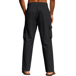 Detalle de los pantalones cargo de lino negro con cintura elástica y bolsillos grandes