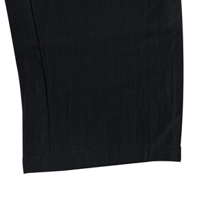 Detalle del dobladillo y costuras resistentes en los pantalones cargo de lino negro
