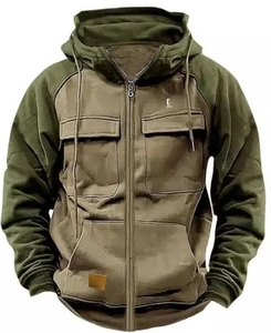 Dettaglio della giacca con cappuccio verde militare con tasche sul petto e zip in metallo