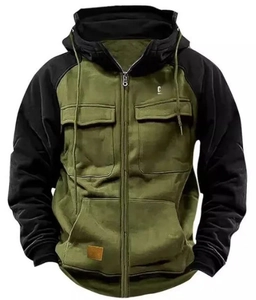 Dettaglio della giacca cargo con cappuccio verde militare e nera con grandi tasche