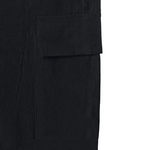 Primer plano detallado de un bolsillo cargo en pantalones de lino negro transpirable