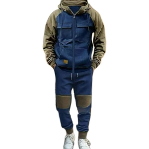 Dettaglio del set coordinato uomo con giacca con cappuccio bicolore e pantaloni