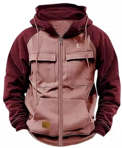 Dettaglio della felpa con cappuccio stile workwear con patchwork e zip funzionali