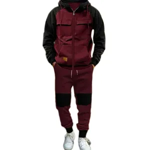 Dettaglio della tuta bicolore bordeaux e nera da uomo con tasche stile cargo