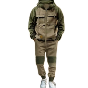 Dettaglio del set felpa tattica uomo verde militare e kaki con tasche cargo e zip