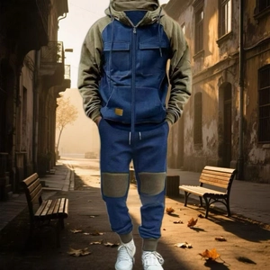 Dettaglio ravvicinato della tuta maschile con cappuccio blu scuro e verde oliva, stile casual