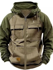 Giacca da uomo con cappuccio, maniche a contrasto e tasche cargo sul petto