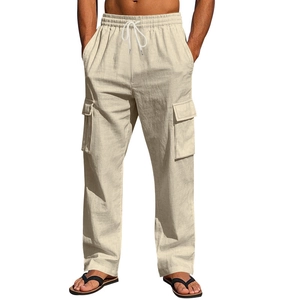 Detalle de los pantalones cargo de lino para hombre con cintura elástica y bolsillos grandes