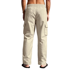 Detalle de los pantalones cargo de lino caqui con cintura elástica y bolsillos laterales